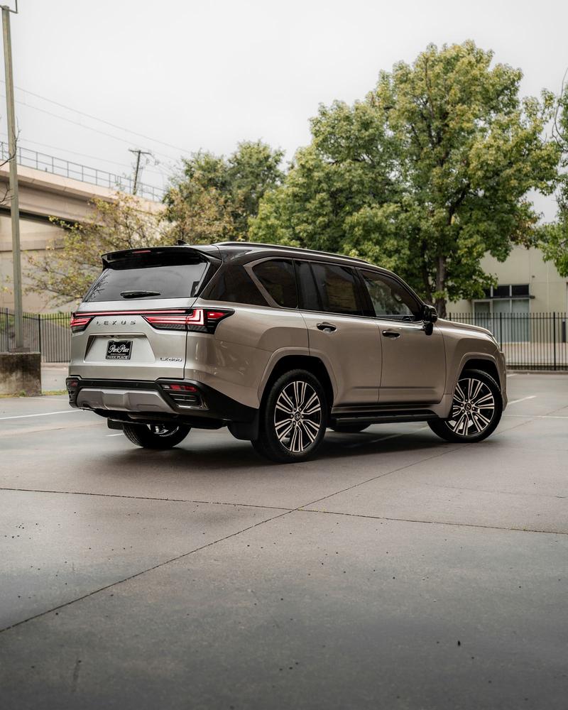 Luxury SUV finished with a two tone tuxedo wrap