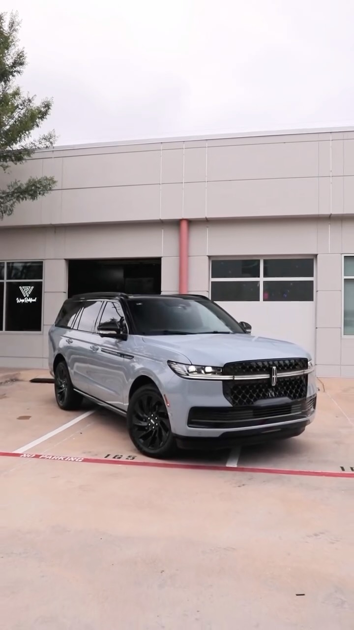 Tuxedo Wrap Is Our Second Personality ♠️ Top half in black PPF, factory paint below — this 2026 Lincoln Navigator gets the two-tone prote...