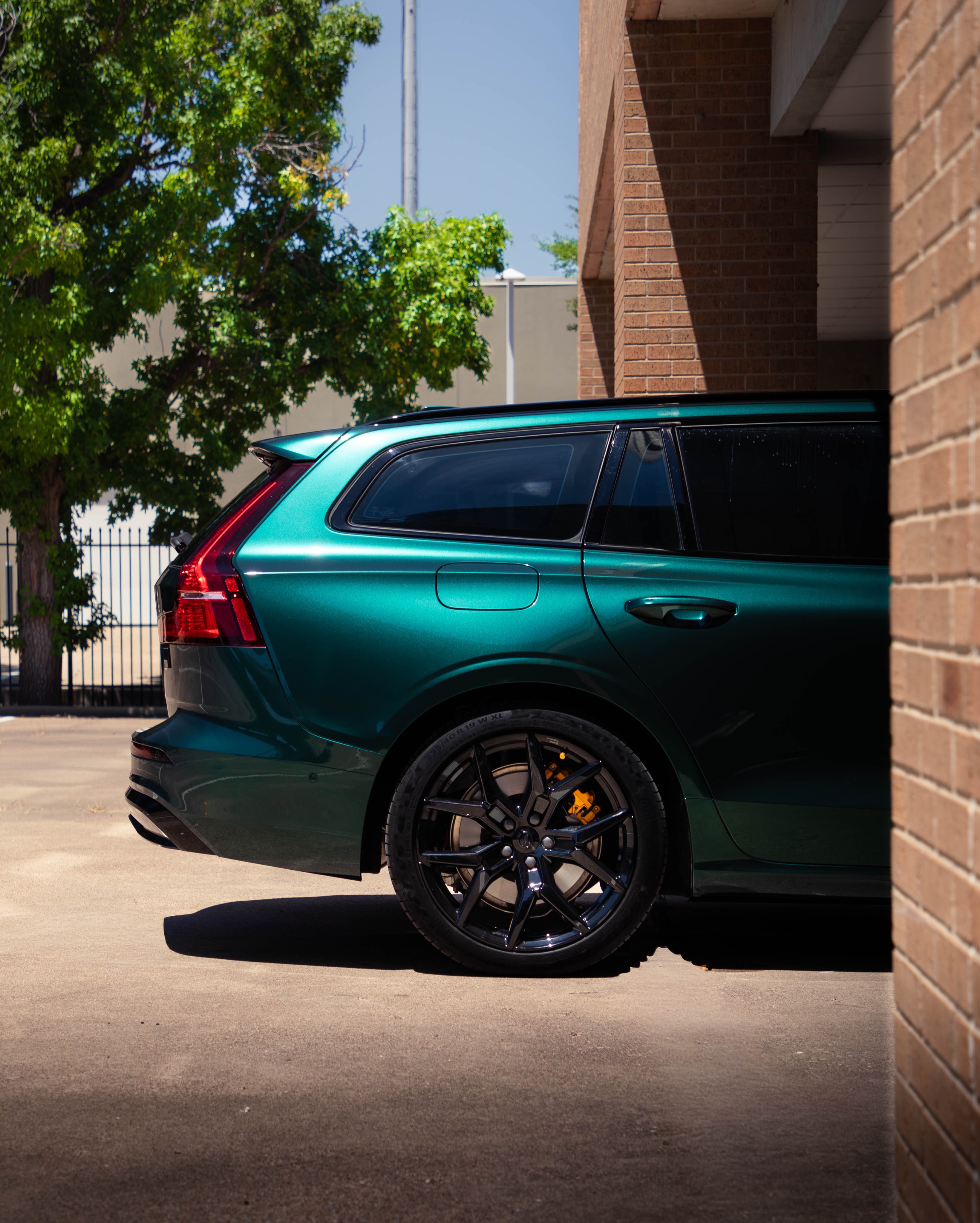 FULL transformation on this Volvo V60 👇🏼 Color change done with 3M PPF in British Racing Green, chrome delete for a luxury look, gloss bl...